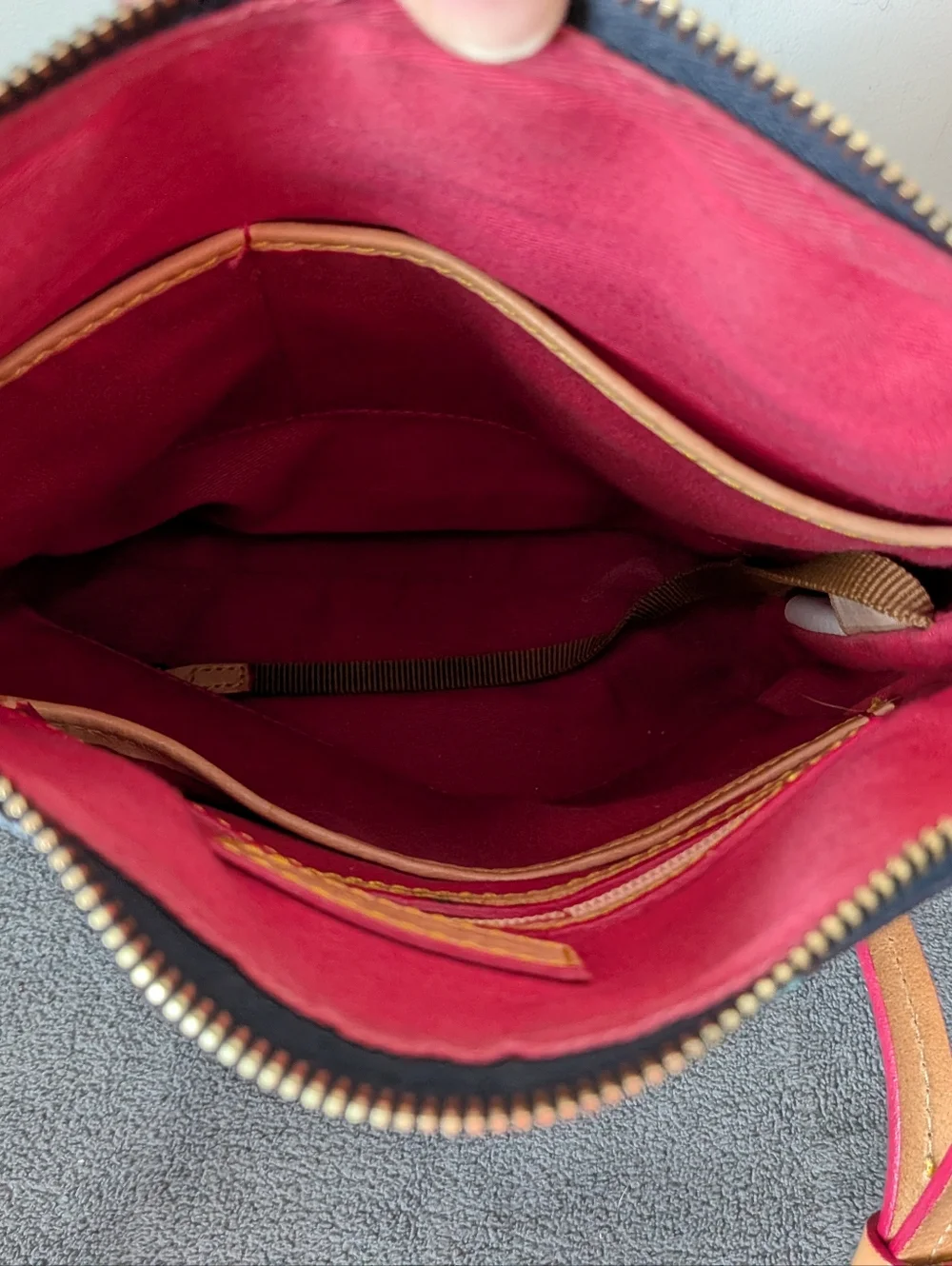 Dooney And Bourke Disney Alice In Wonderland Crossbody - Picture 9 of 10